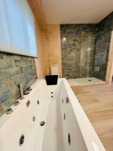 Cherry Jacuzzi Apartment