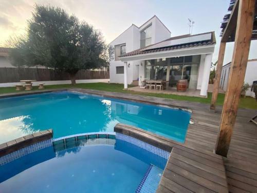 Villa With Private Pool & Garden