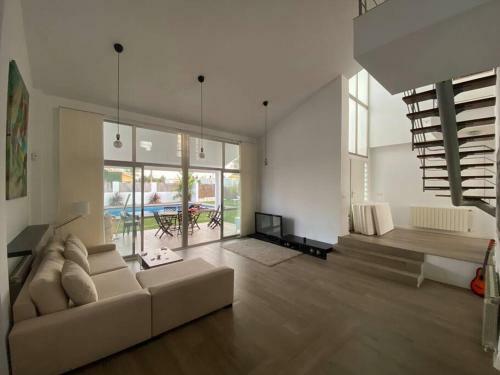 Villa With Private Pool & Garden