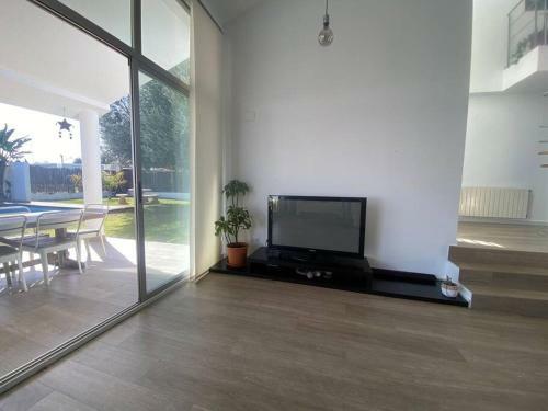 Villa With Private Pool & Garden