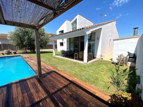 Villa With Private Pool & Garden
