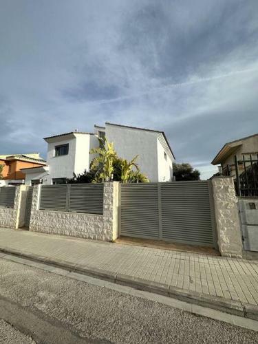 Villa With Private Pool & Garden