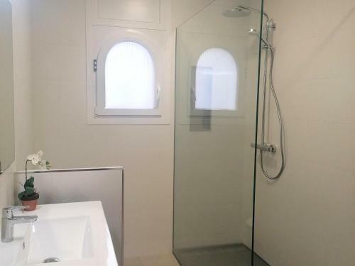 Casa Roses, 4 Dormitorios, 9 Personas - Es-258-64