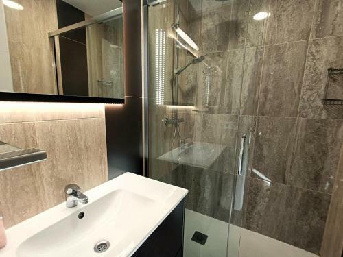 Casa Roses, 3 Dormitorios, 6 Personas - Es-258-127