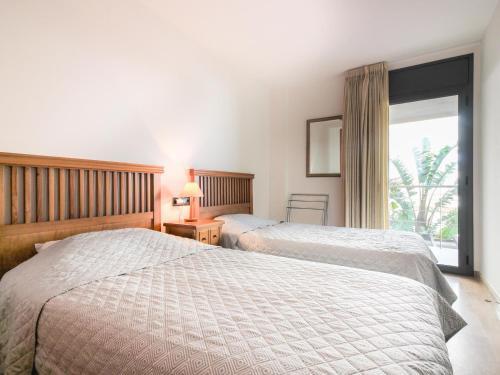 Apartamento Roses, 2 Dormitorios, 5 Personas - Es-228-90