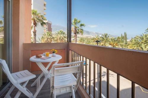 Apartment With Balcony And Swimming Pool