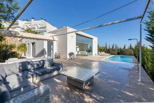 Preciosa Villa Con La Piscina En Las Colinas