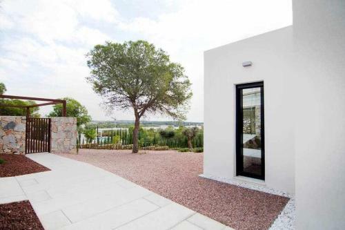 Preciosa Villa Con La Piscina En Las Colinas