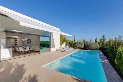Preciosa Villa Con La Piscina En Las Colinas