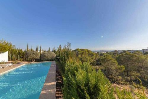 Preciosa Villa Con La Piscina En Las Colinas