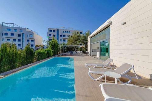Preciosa Villa Con La Piscina En Las Colinas
