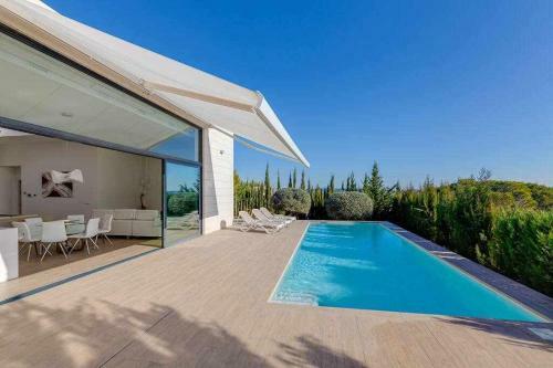 Preciosa Villa Con La Piscina En Las Colinas