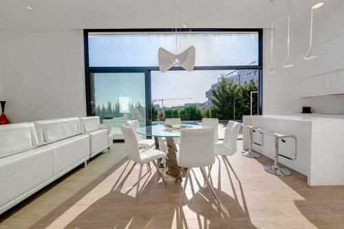 Preciosa Villa Con La Piscina En Las Colinas