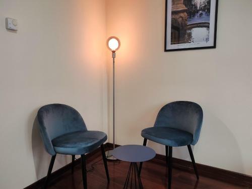 Apartamento 2a. Dos Dormitorios Y Balcones En El Casco Viejo.