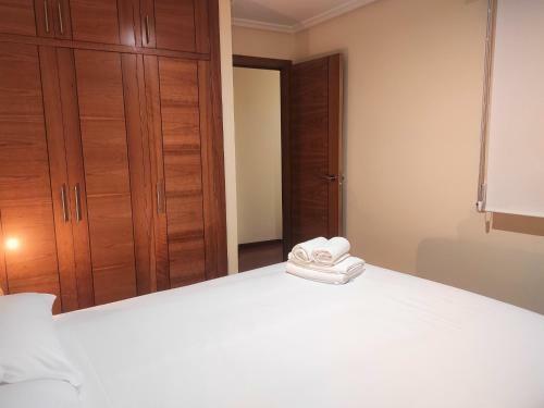 Apartamento 2a. Dos Dormitorios Y Balcones En El Casco Viejo.