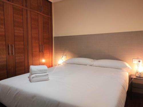 Apartamento 2a. Dos Dormitorios Y Balcones En El Casco Viejo.