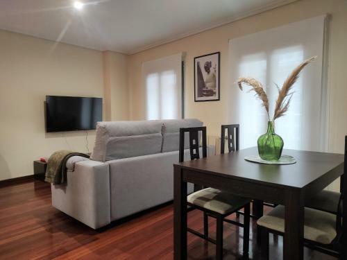 Apartamento 2a. Dos Dormitorios Y Balcones En El Casco Viejo.