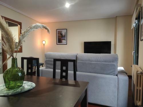 Apartamento 2a. Dos Dormitorios Y Balcones En El Casco Viejo.