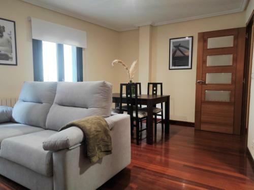 Apartamento 2a. Dos Dormitorios Y Balcones En El Casco Viejo.