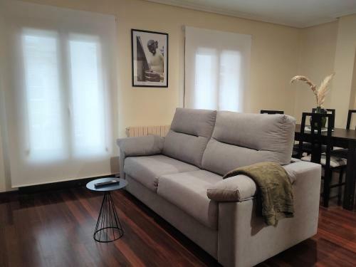 Apartamento 2a. Dos Dormitorios Y Balcones En El Casco Viejo.