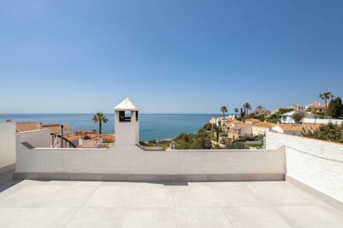 Wonderful House Just Above The Sea