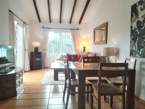 Apartamento Lovely 2 Bedroom In Oasis De Capistrano, Nerja