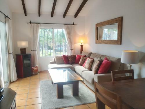 Apartamento Lovely 2 Bedroom In Oasis De Capistrano, Nerja