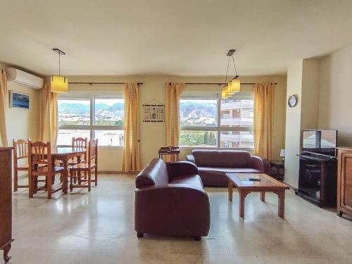 Apartamento Spacious 4 Bedroom With Parking In Town Centre, Nerja