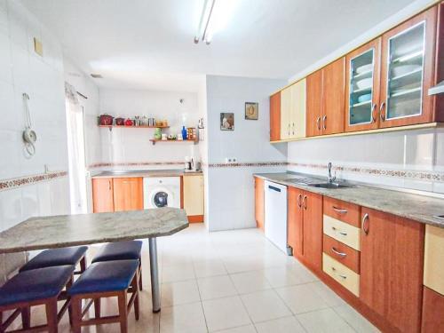 Apartamento Spacious 4 Bedroom With Parking In Town Centre, Nerja