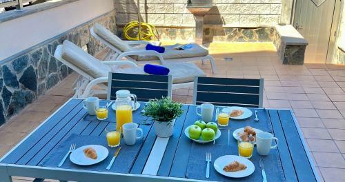 Spacious House With Pool Views And Bbq, Eternal Summer Serenity