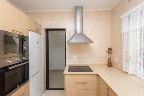 3br House - Parking - Pool - 15 Min Walk To Beach