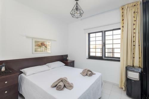 3br House - Parking - Pool - 15 Min Walk To Beach