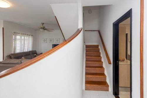 3br House - Parking - Pool - 15 Min Walk To Beach