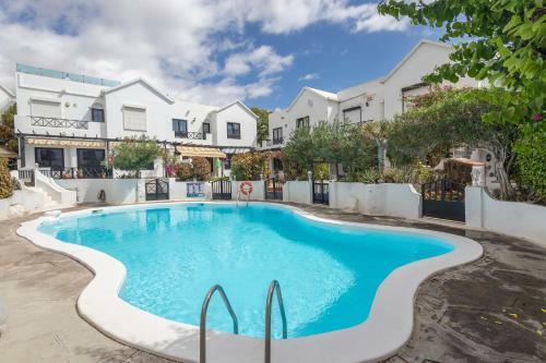 3br House - Parking - Pool - 15 Min Walk To Beach
