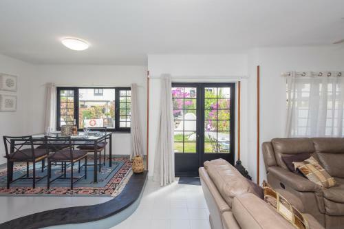 3br House - Parking - Pool - 15 Min Walk To Beach