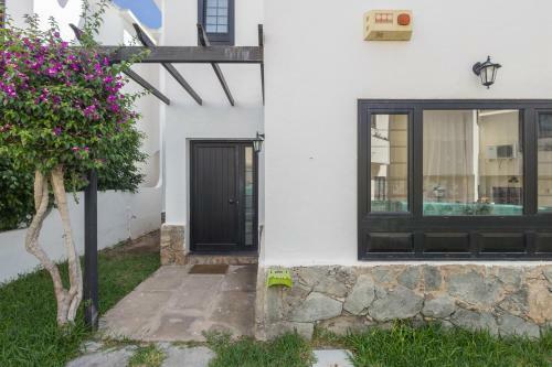 3br House - Parking - Pool - 15 Min Walk To Beach
