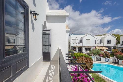 3br House - Parking - Pool - 15 Min Walk To Beach