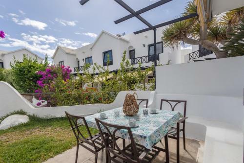 3br House - Parking - Pool - 15 Min Walk To Beach