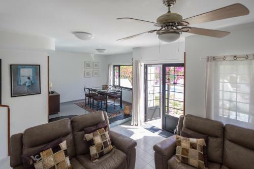 3br House - Parking - Pool - 15 Min Walk To Beach