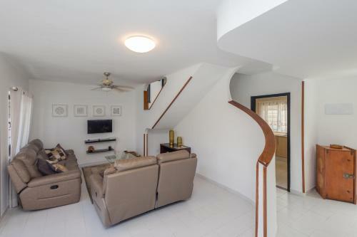 3br House - Parking - Pool - 15 Min Walk To Beach