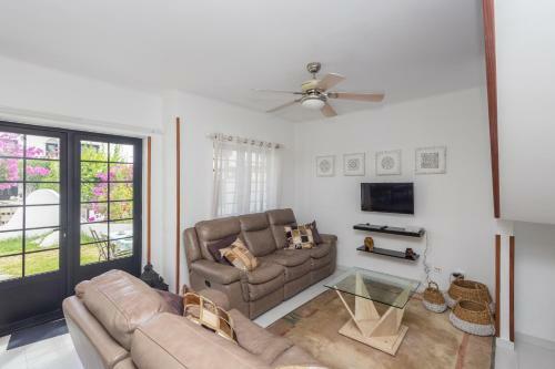 3br House - Parking - Pool - 15 Min Walk To Beach