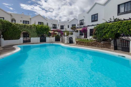 3br House - Parking - Pool - 15 Min Walk To Beach