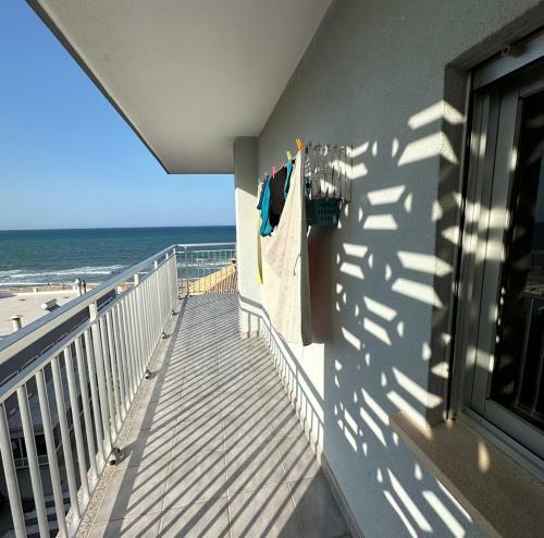 Apartamento First Line Of The Beach. Large Balcony.