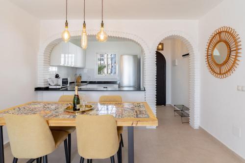 Cozy Apartment With Sea View Close To Beach