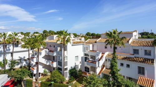 Lovely Riviera Apartment With Pool Ref 82