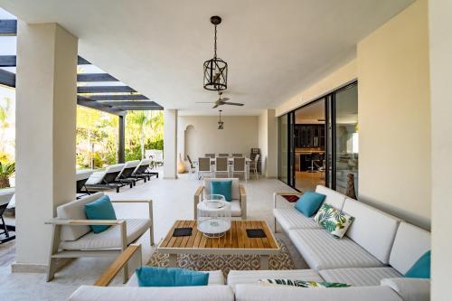Villa Modern Dream Mansion In Tropical Nueva Andaluc�a ?