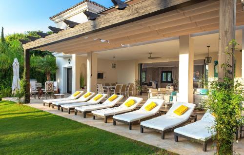 Villa Modern Dream Mansion In Tropical Nueva Andaluc�a ?