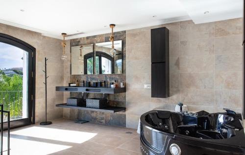 Villa Modern Dream Mansion In Tropical Nueva Andaluc�a ?