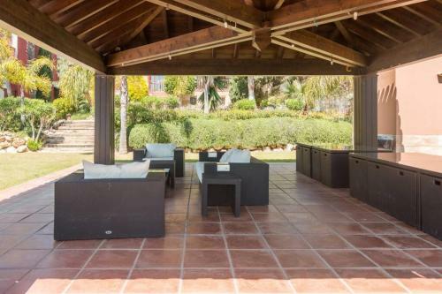 Exclusive 6 En Suite Bedroom Villa - Nag�eles