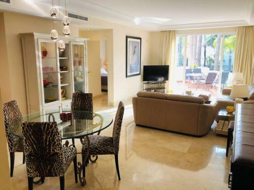 Beachside Luxury 2 Bedroom Apartment, Puerto Banus
